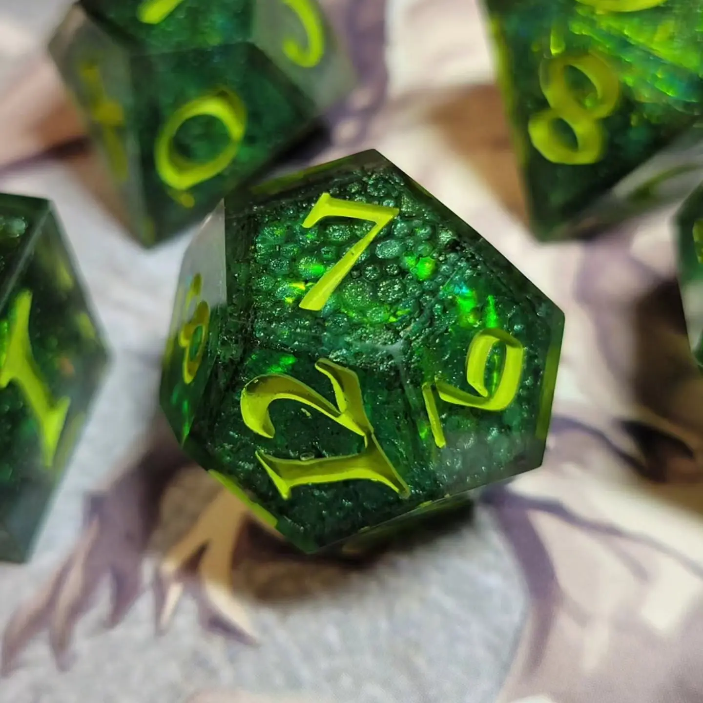 Set de dés personnalisé avec effet peau de dragon