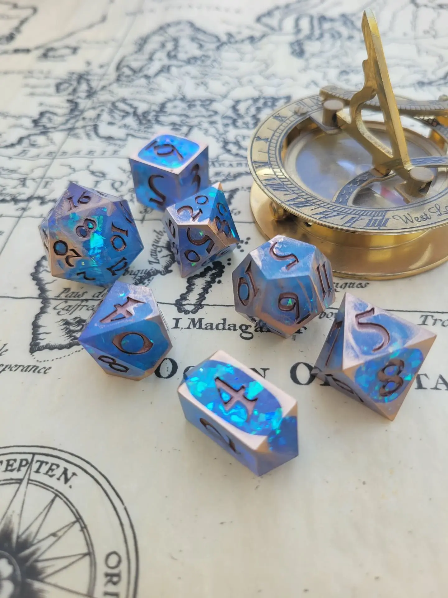 set de dé en résine avec inspiration des pirates de l'espace